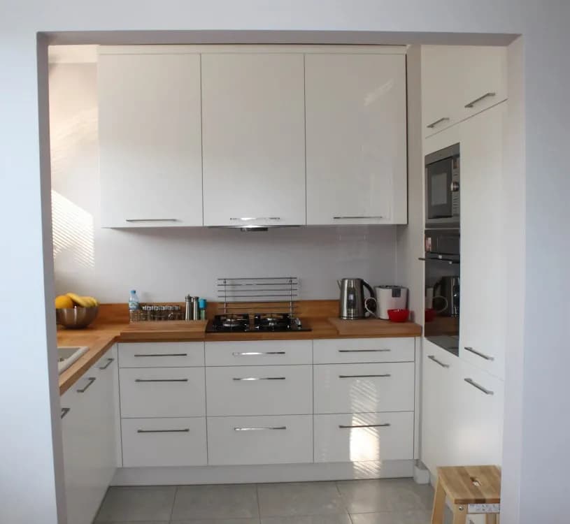 Jak ustawić meble w kuchni, aby uniknąć chaosu i zyskać przestrzeń