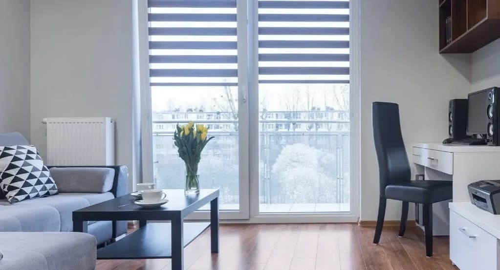 Jakie rolety na drzwi balkonowe wybrać, aby zyskać komfort i styl