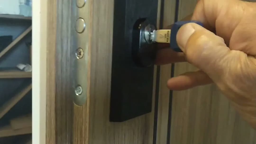 Jak zablokować drzwi skutecznie i bezpiecznie, aby uniknąć włamania