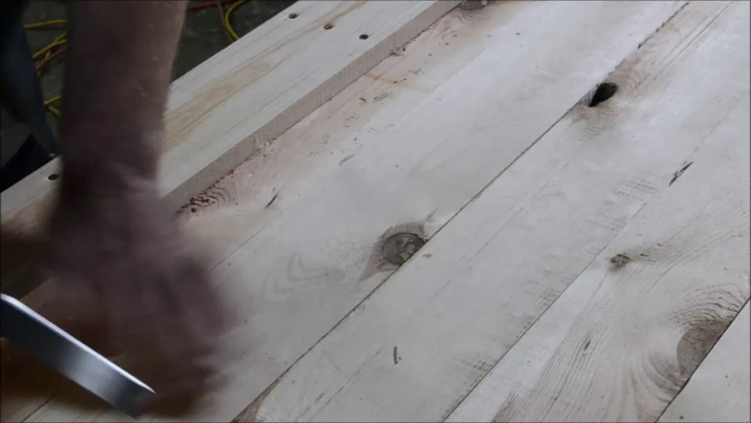 Jak zrobić drzwi z desek do szopy - proste kroki i porady, które zdziałają cuda