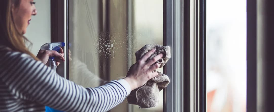 Jak umyć plastikowe okna bez ryzyka uszkodzenia i zyskując blask