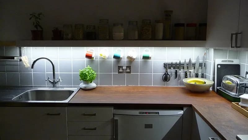 Jakie oświetlenie do kuchni pod szafki – idealne rozwiązania i porady